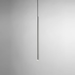 Lampa wisząca Sopel Lux z jedną oprawą G9, w kolorze czarnym i srebrnym. Ma prosty, cylindryczny kształt z metaliczną powierzchnią. Zawieszona na cienkim przewodzie, prezentuje nowoczesny design na jasnym tle.