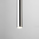 Lampa wisząca Sopel Lux w kolorze czarnym i srebrnym, o cylindrycznym kształcie. Zbliżenie na oprawę z żarówką G9, zawieszona w pionie, z połyskującą powierzchnią. Tło jasne, podkreślające nowoczesny design lampy.