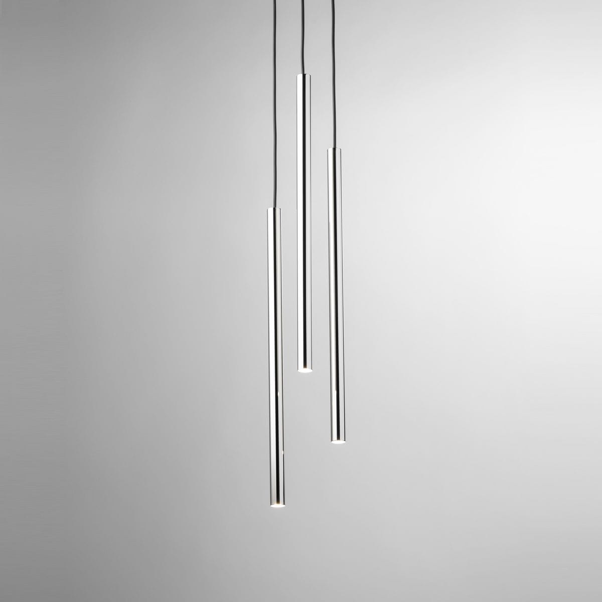 Lampa wisząca Sopel Lux z trzema cylindrycznymi źródłami światła G9 w kolorze srebrnym, zawieszona na czarnych przewodach. Ujęcie frontalne, na jednolitym tle, podkreślające minimalistyczny design i nowoczesny styl.