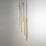 Lampa wisząca Sopel Lux z siedmioma prostokątnymi, złotymi kloszami na czarnych przewodach. Klosze różnej długości, zawieszone w dynamicznej aranżacji. Tło w kolorze jasnoszarym, podkreślające elegancję lampy.