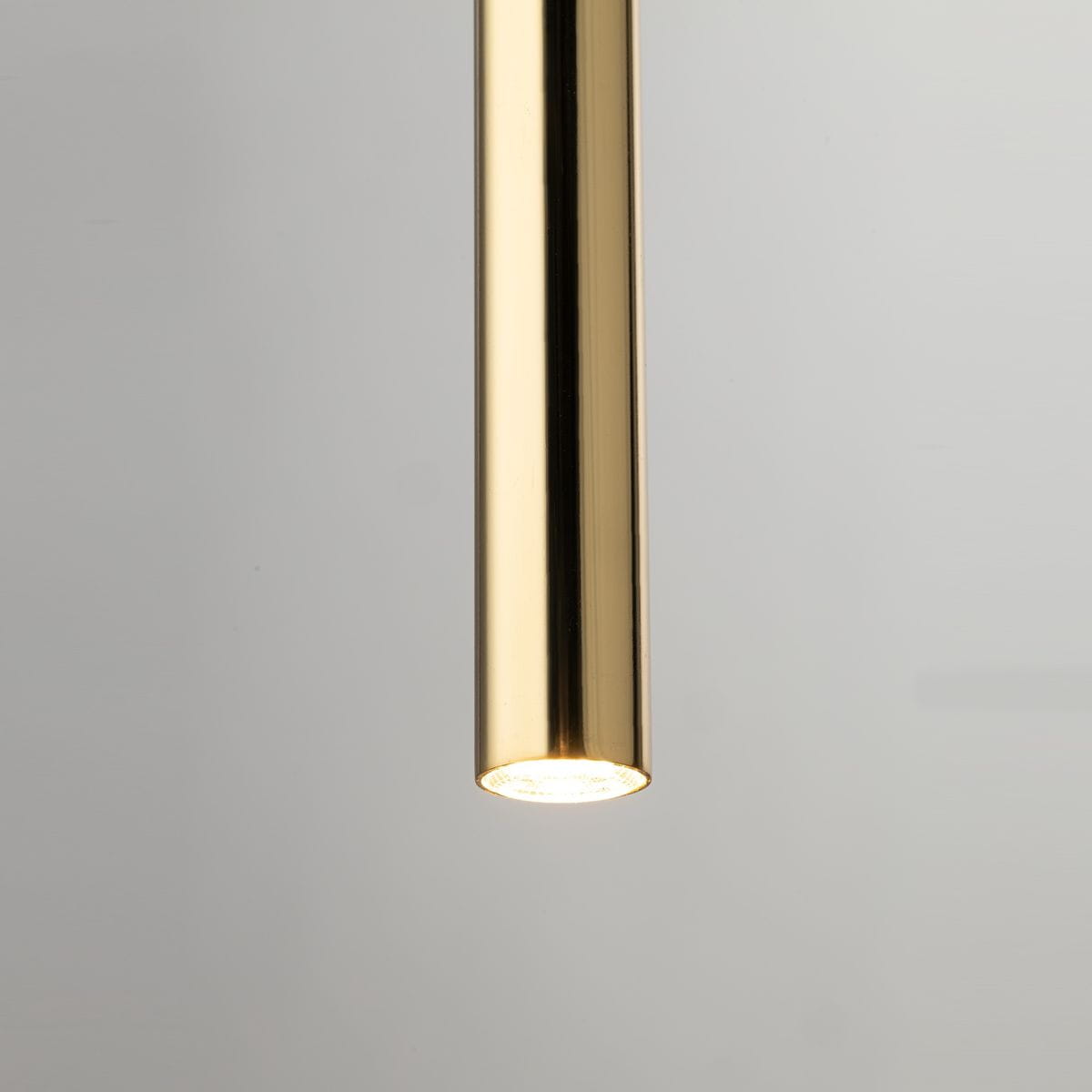 Lampa wisząca Sopel Lux H75 w kolorze czarnym i złotym, z trzema oprawkami G9. Widoczny złoty cylindryczny element z wbudowanym źródłem światła, umieszczony w dolnej części. Tło jasne i jednolite, podkreślające elegancki design lampy.