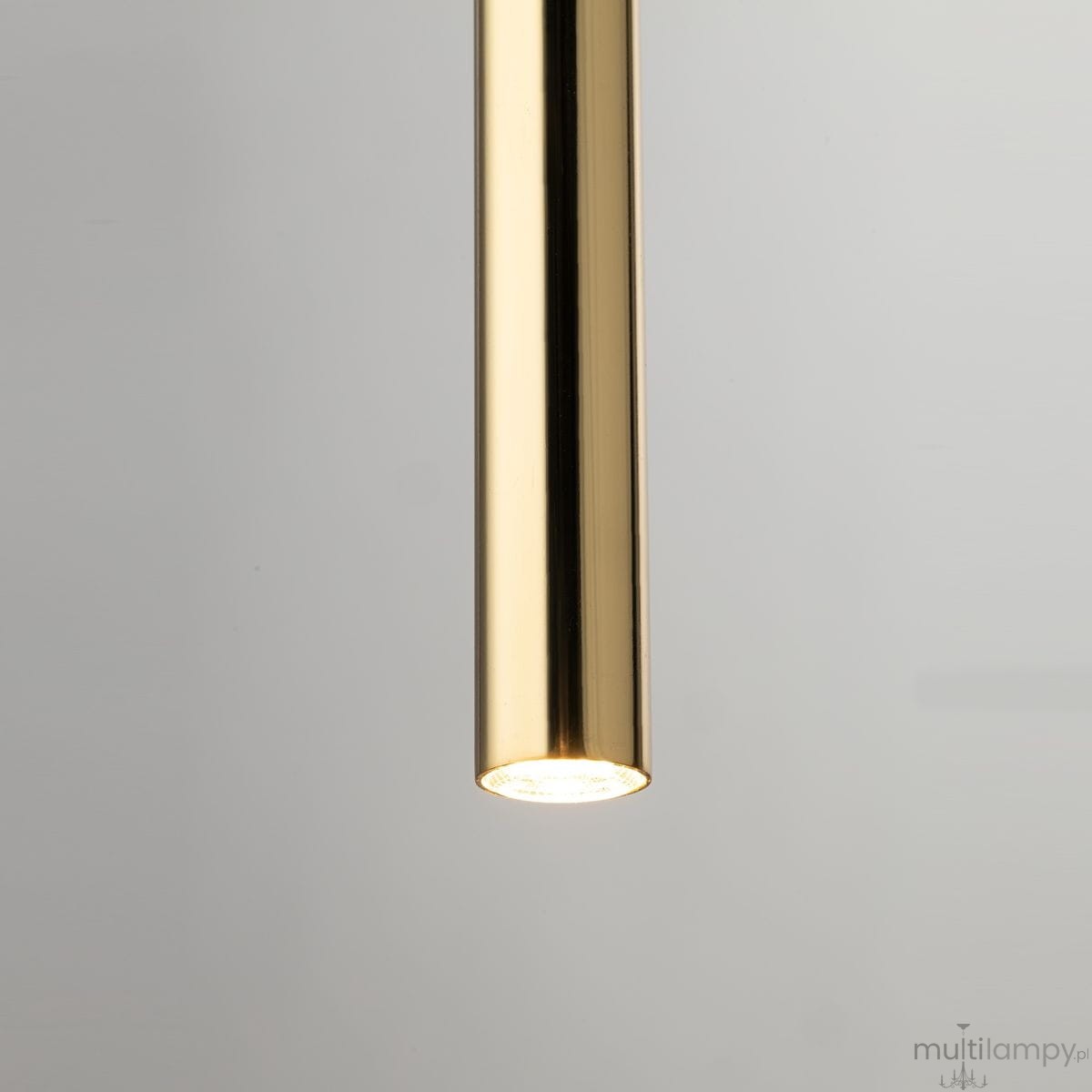 Lampa wisząca Sopel Lux H75 w kolorze czarnym i złotym, z pięcioma źródłami światła G9. Zbliżenie na złoty element lampy z wykończeniem w połysku, o cylindrycznym kształcie, z widocznym źródłem światła na końcu.
