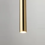 Lampa wisząca Sopel Lux H75 w kolorze czarnym i złotym, z pięcioma źródłami światła G9. Zbliżenie na złoty element lampy z wykończeniem w połysku, o cylindrycznym kształcie, z widocznym źródłem światła na końcu.