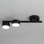 Lampa sufitowa Punto z dwoma okrągłymi źródłami światła GX53 w kolorze czarnym. Metalowa konstrukcja z prostą, poziomą listwą, zamontowana na okrągłej podstawie. Kąt ujęcia z góry, ukazujący detale lampy.