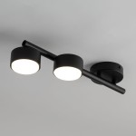 Lampa sufitowa Punto z dwoma okrągłymi źródłami światła w czarnej obudowie. Produkt zamontowany na okrągłej podstawie, z metalowym wspornikiem w poziomie. Widoczny matowy wykończenie oraz minimalistyczny design.