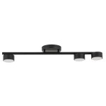 Czarna lampa sufitowa Punto z trzema źródłami światła GX53. Prosta, minimalistyczna konstrukcja z poziomą belką i okrągłymi kloszami. Ujęcie frontalne, produkt zamontowany na suficie, na białym tle.