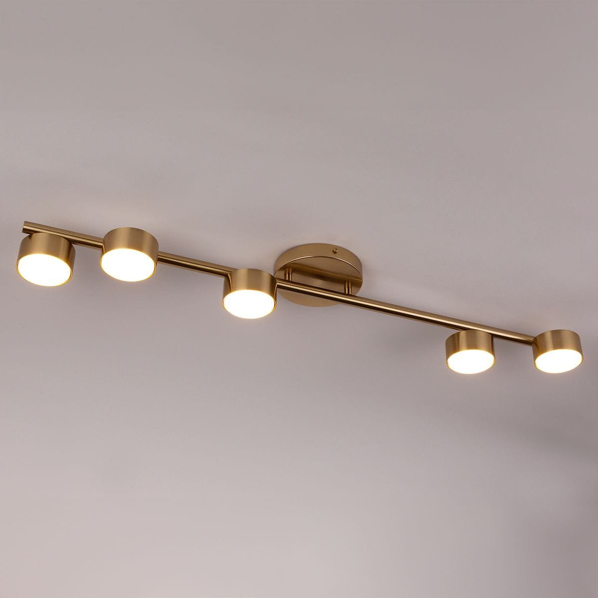 Lampa sufitowa Punto z pięcioma okrągłymi oprawami GX53 w kolorze złotym. Produkt zamontowany na suficie, z prostą, metalową konstrukcją w minimalistycznym stylu. Idealna do nowoczesnych wnętrz.