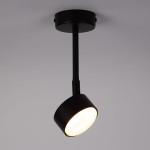 Czarna lampa wisząca Nemo H24 z jedną oprawą GX53, umieszczona na cienkim, prostym ramieniu. Kąt ujęcia z dołu, ukazujący okrągły klosz z białym wnętrzem, emitującym światło. Montaż sufitowy, minimalistyczny design. Tło jasne, neutralne.