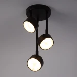 Lampa wisząca Nemo 3xGX53 w kolorze czarnym, składająca się z trzech okrągłych kloszy na długich ramionach. Ujęcie z dołu, pokazujące cały produkt zamontowany na suficie. Klosze emitują ciepłe światło.