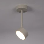Lampa wisząca Nemo H24 w kolorze szarym/beżowym z jednym źródłem światła typu GX53. Produkt ma minimalistyczny design, z okrągłym kloszem skierowanym w dół, montowany na krótkim, prostym ramieniu. Ujęcie z dołu.