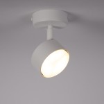 Lampa sufitowa Nemo H15 w kolorze białym, z regulowanym kloszem w formie okrągłej. Zamontowana na okrągłej podstawie z metalu, z oprawą na żarówkę GX53. Klosz emitujący ciepłe światło, widoczny w zbliżeniu.