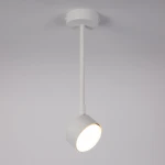 Lampa wisząca Nemo H35 w białym kolorze z oprawą na jedną żarówkę GX53. Produkt zawieszony na prostym, białym stelażu, z okrągłym kloszem emitującym światło. Tło szare, minimalistyczne.