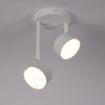Lampa wisząca Nemo z dwoma źródłami światła GX53 w kolorze białym. Posiada okrągłe klosze zamocowane na krótkich rurkach, montowana do sufitu. Prosta, nowoczesna konstrukcja na jednolitym tle.