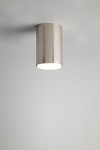 Lampa sufitowa Tubo H12,5 w kolorze srebrnym, wykonana z matowego metalu, o cylindrycznym kształcie. Ujęcie frontalne, zamontowana na suficie, z widocznym źródłem światła GX53. Tło jasnoszare, minimalistyczne.
