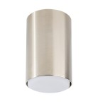 Lampa sufitowa Tubo H12,5 w kolorze srebrnym, cylindryczna, z oprawą na żarówkę GX53. Ujęcie z dołu, z widocznym białym kloszem na spodzie. Gładka, matowa powierzchnia metalowa, wisząca w pionie.