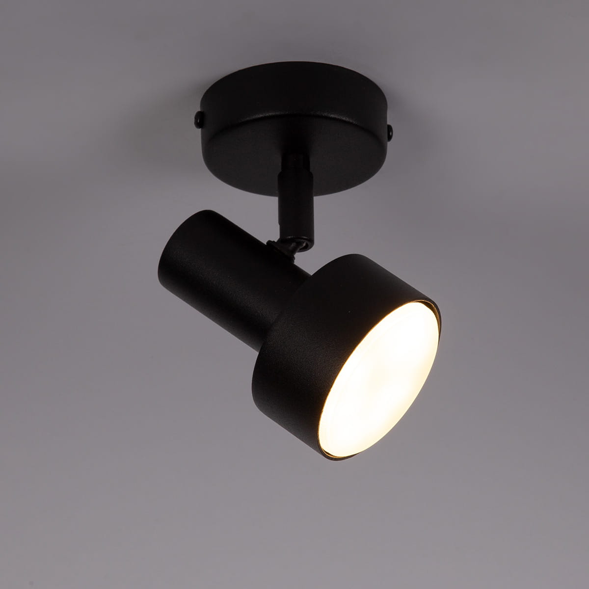 Czarna lampa sufitowa Mona H16 typu spot z pojedynczym źródłem światła GX53. Ujęcie z boku, pokazujące okrągłą głowicę oraz montaż sufitowy. Metalowa konstrukcja z matową powierzchnią.