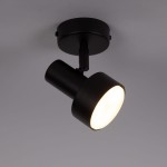 Czarna lampa sufitowa Mona H16 typu spot z pojedynczym źródłem światła GX53. Ujęcie z boku, pokazujące okrągłą głowicę oraz montaż sufitowy. Metalowa konstrukcja z matową powierzchnią.