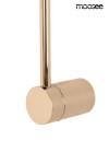 Kinkiet Ombre 60 LED w kolorze złotym, jednopunktowy, z cylindrycznym elementem montażowym. Posiada prostą, elegancką formę z błyszczącą powierzchnią. Ujęcie z boku, z widocznym detalem mocowania. Tło jasne, co podkreśla wygląd lampy.