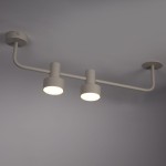 Lampa sufitowa Mona w kolorze szarym/beżowym, z dwiema oprawami na żarówki GX53. Ułożona poziomo, z widocznym metalowym ramieniem i okrągłymi kloszami, montowana do sufitu. Prosty design, odpowiednia do nowoczesnych wnętrz.