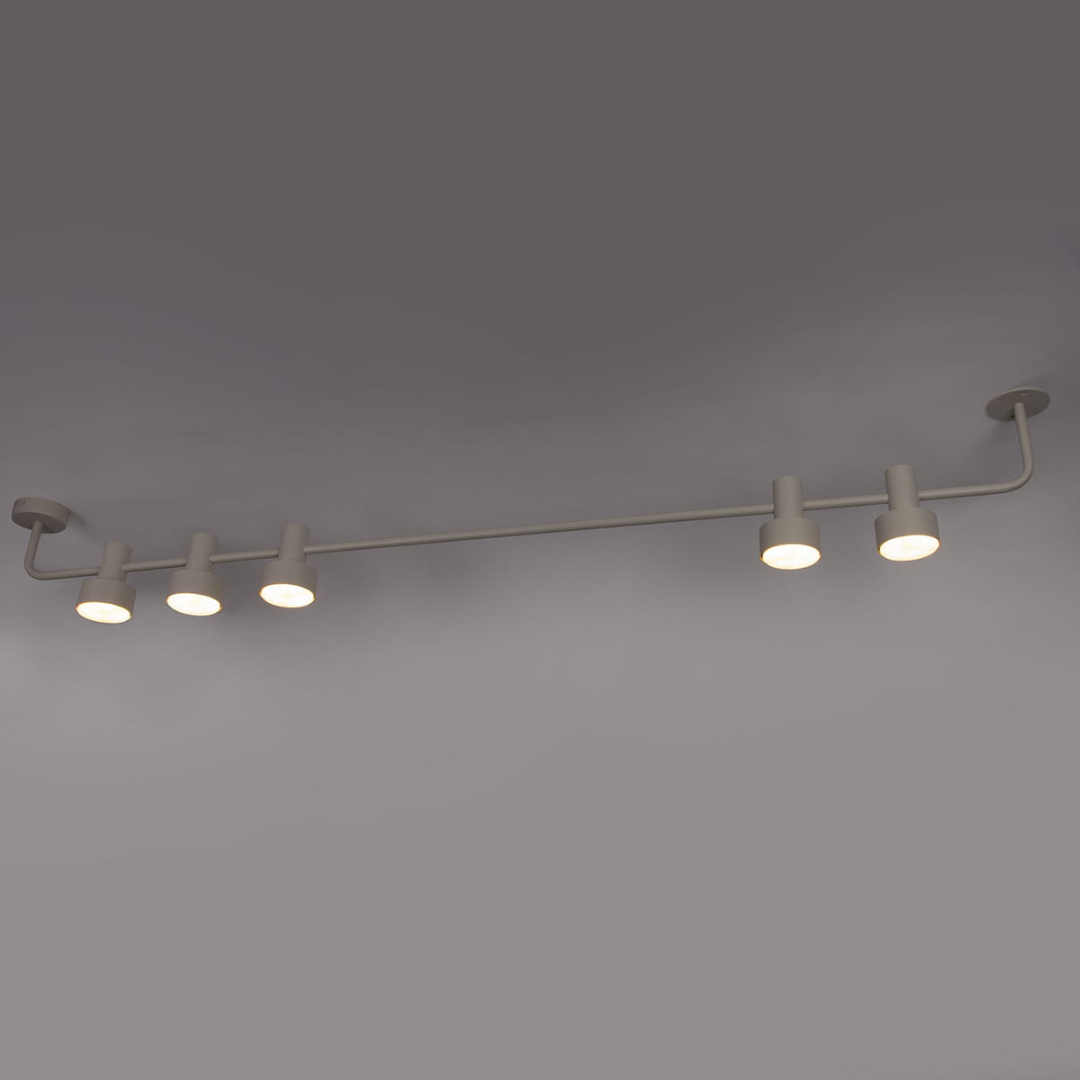 Lampa sufitowa Mona w kolorze szarym/beżowym, z pięcioma źródłami światła GX53, zamontowana na prostym, metalowym stelażu. Ujęcie z góry, ukazujące równomiernie rozłożone reflektory. Tło jednolite.