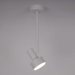 Lampa wisząca Mona H36 w białym kolorze, z jednym punktem świetlnym na gwint GX53. Posiada prosty, cylindryczny klosz skierowany w dół, zamontowany na długim, cienkim ramieniu, zawieszona na okrągłej podstawie.