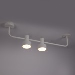 Lampa sufitowa Mona w białym kolorze z dwoma oprawami na żarówki GX53, zamontowana na suficie. Prosty, minimalistyczny design z metalowym stelażem. Kąt ujęcia z góry, ukazujący oba źródła światła.