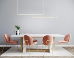 LED lampa wisząca Ombre Level 100 w kolorze złotym, z minimalistycznym, prostokątnym kształtem. Umieszczona nad białym stołem, w nowoczesnej aranżacji z różowymi krzesłami i rośliną w wazonie. Tło w stonowanym odcieniu szarości.