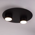 Lampa sufitowa Star w kolorze czarnym z dwoma okrągłymi żarówkami GX53. Produkt ma okrągłą, matową podstawę, a źródła światła mają jasne, okrągłe klosze. Ujęcie z dołu podkreśla minimalistyczny design i nowoczesny styl.