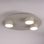 Lampa sufitowa Star 3xGX53 w kolorze szarym i beżowym, z okrągłą bazą. Posiada trzy okrągłe klosze emitujące jasne światło, zamontowana na suficie, z minimalistycznym designem.
