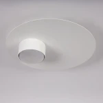 Biała lampa sufitowa Star z jedną oprawą GX53. Posiada okrągły, matowy klosz oraz prosty, cylindryczny element centralny. Ujęcie z dołu, ukazujące całość lampy na jasnym tle.