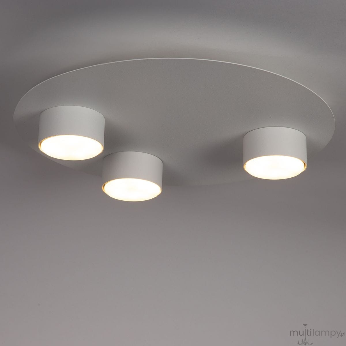 Lampa sufitowa Star z trzema źródłami światła GX53 w białej obudowie. Okrągła podstawka z matowego materiału, zamontowana na suficie, z równomiernie rozmieszczonymi reflektorami. Wnętrze lampy w kolorze ciepłej bieli.
