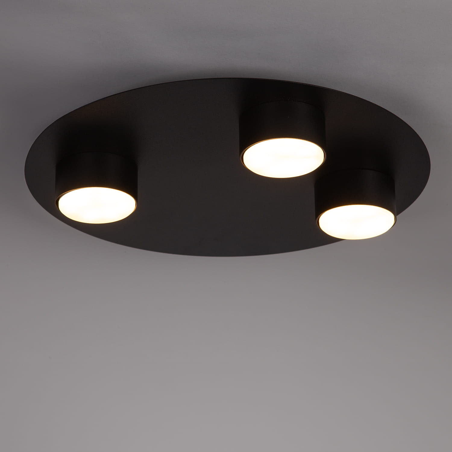 Lampa sufitowa Star 3xGX53 w kolorze czarnym, okrągła podstawa z trzema zamontowanymi lampami LED. Kąt ujęcia z dołu, ukazujący detale mocowania i jasne klosze. Prosta, nowoczesna forma idealna do różnych wnętrz.