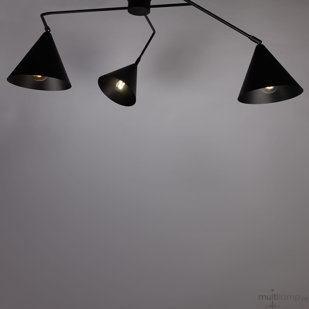 Czarna lampa sufitowa Galaxy z trzema kloszami w kształcie stożków, zamontowana pod kątem. Klosze są matowe, z widocznymi żarówkami E27. Tło jest jasnoszare, co podkreśla elegancki design lampy.