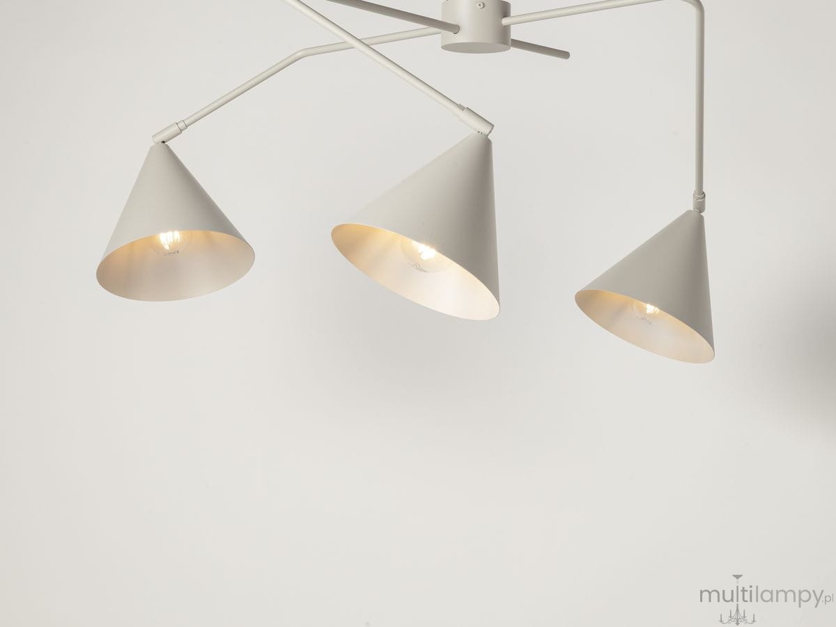 Lampa sufitowa Galaxy 3xE27 w kolorze szarym z trzema stożkowymi kloszami. Klasyczny design, z metalowymi ramionami, umieszczona pod kątem, idealna do oświetlenia wnętrz. Klosze z wewnętrzną złotą powłoką dla lepszego odbicia światła.