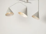 Lampa sufitowa Galaxy 3xE27 w kolorze szarym z trzema stożkowymi kloszami. Klasyczny design, z metalowymi ramionami, umieszczona pod kątem, idealna do oświetlenia wnętrz. Klosze z wewnętrzną złotą powłoką dla lepszego odbicia światła.