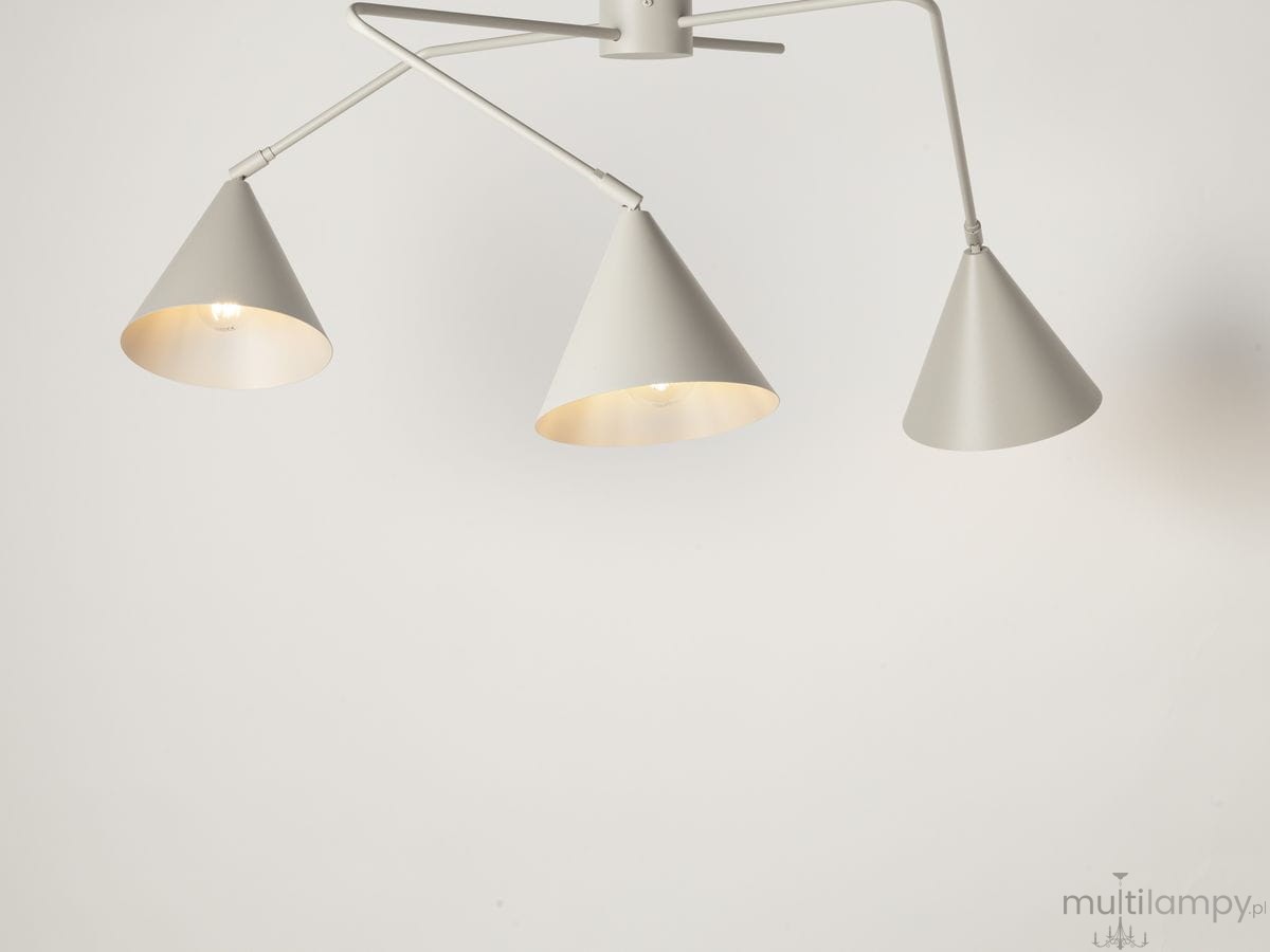 Lampa sufitowa Galaxy w kolorze szarym, trzy klosze w kształcie stożków z białym wnętrzem, zamontowana na metalowej konstrukcji. Ujęcie z góry, ukazujące detale kloszy oraz ich rozmieszczenie.