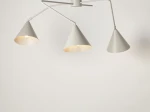 Lampa sufitowa Galaxy w kolorze szarym, trzy klosze w kształcie stożków z białym wnętrzem, zamontowana na metalowej konstrukcji. Ujęcie z góry, ukazujące detale kloszy oraz ich rozmieszczenie.