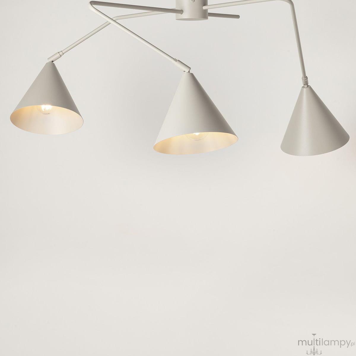 Lampa sufitowa Galaxy w kolorze szarym z trzema kloszami w kształcie stożków. Klosze są matowe, z wewnętrzną złotą powłoką, montowane na elastycznych ramionach. Ujęcie z dołu, pokazujące detale kloszy oraz ich rozmieszczenie.