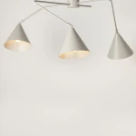 Lampa sufitowa Galaxy w kolorze szarym z trzema kloszami w kształcie stożków. Klosze są matowe, z wewnętrzną złotą powłoką, montowane na elastycznych ramionach. Ujęcie z dołu, pokazujące detale kloszy oraz ich rozmieszczenie.
