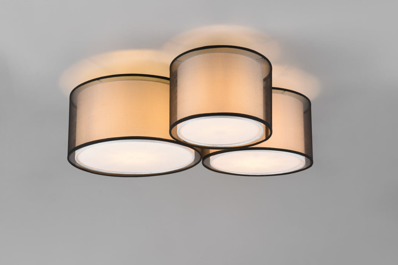 Czarna lampa sufitowa Burton z trzema okrągłymi kloszami w odcieniu beżowym, umieszczona na gładkim tle. Klosze mają delikatną teksturę i są otoczone ciemnym, cienkim obramowaniem. Produkt zamontowany w pozycji poziomej.