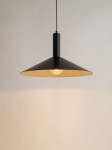 Lampa wisząca Capri D50 w kolorze czarnym z złotym wnętrzem, o stożkowym kształcie. Zawieszona na cienkim przewodzie, z oprawą na żarówkę E27. Widoczna żarówka emituje ciepłe światło, tło w jasnym odcieniu.
