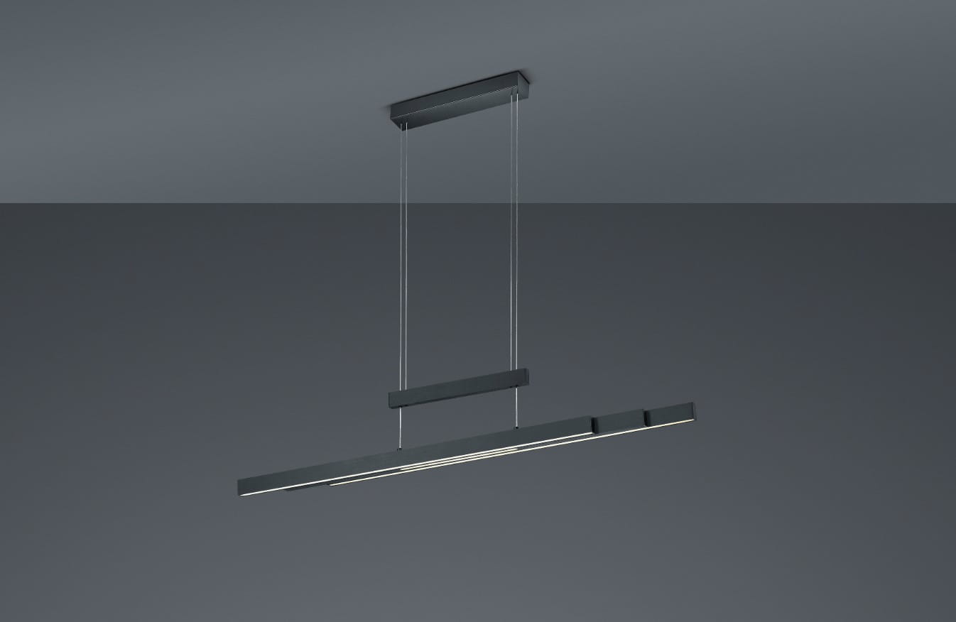 Czarna lampa wisząca Trajan LED 3-punktowa, w formie prostokątnej, zawieszona na cienkich linkach. Posiada minimalistyczny design z dwiema równoległymi belkami, z widocznym źródłem światła wzdłuż krawędzi. Tło w ciemnym odcieniu.