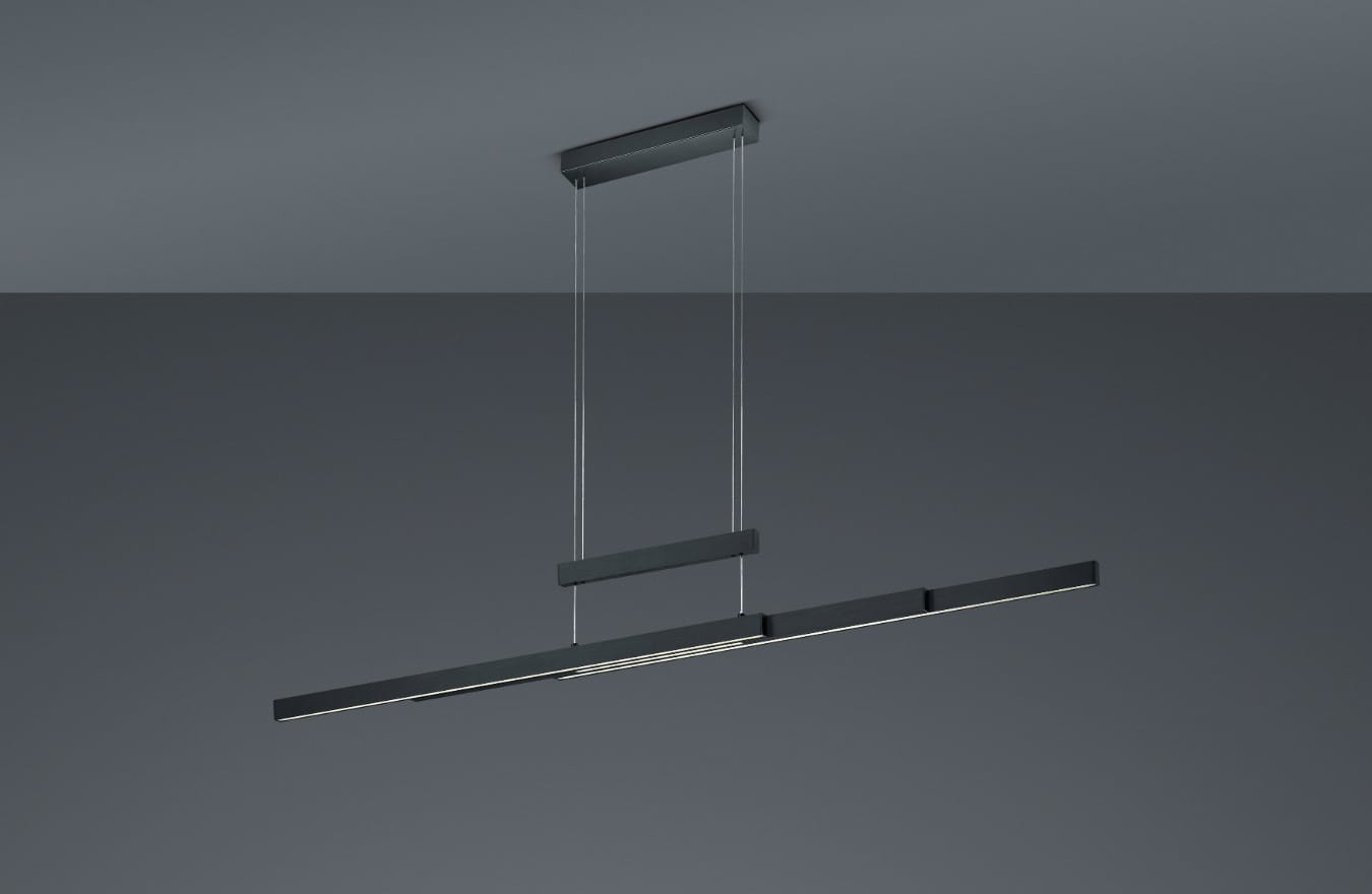 Trajan LED lampa wisząca 3-punktowa w kolorze czarnym, o prostokątnym kształcie. Zawieszona na cienkich linkach, z metalowym mocowaniem sufitowym. Design minimalistyczny, idealna do nowoczesnych wnętrz. Tło w jednolitym, szarym kolorze.