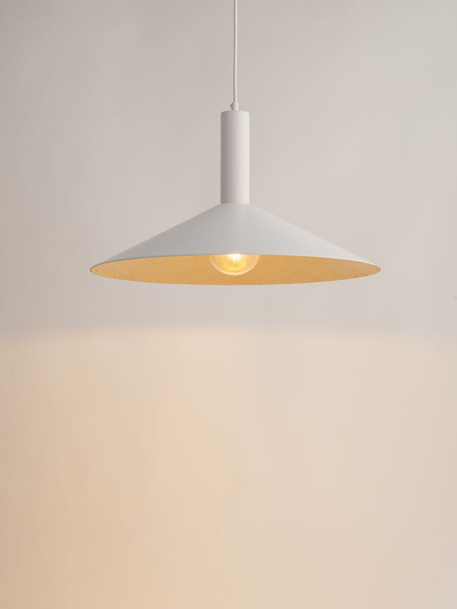 Lampa wisząca Capri D50 w kolorze białym z wewnętrzną złotą powierzchnią, z okrągłym kloszem w kształcie stożka, zawieszona na białym przewodzie. Widoczna żarówka E27, prosta, nowoczesna forma, idealna do aranżacji wnętrz.