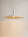 Lampa wisząca Capri D70 z kloszem w kształcie stożka, wykonana z białego metalu z wewnętrzną złotą powierzchnią. Zawieszona na cienkim przewodzie, widoczna żarówka E27. Prosta, nowoczesna forma, na jednolitym tle.