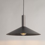 Srebrna lampa wisząca Capri D50 z kloszem w kształcie stożka, zawieszona na cienkim przewodzie. Widoczna żarówka E27 w środku klosza, wykonana z metalu o matowej fakturze. Prosty, nowoczesny design, idealna do wnętrz.