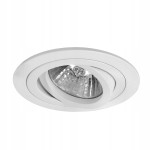 Oprawa podtynkowa Alfa w kolorze białym, z ruchomym gniazdem GU10. Okrągła konstrukcja z podwójnym pierścieniem, umieszczona w sufitowej wnęce. Widoczna żarówka z przezroczystą kloszem, w zbliżeniu, pod kątem.