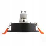 Ruchoma oprawa podtynkowa Alfa GU10 w kolorze czarnym, z widoczną żarówką i metalowym mocowaniem. Ujęcie z przodu, pokazujące detal mocowania i kolorowe klipsy. Idealna do zabudowy w sufitach.