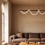 Czarna lampa wisząca Serpente z LED o mocy 55W, z pilotem, umieszczona nad brązową sofą w minimalistycznym wnętrzu. Lampa ma falisty kształt, a jej światło tworzy przyjemną atmosferę w pomieszczeniu.