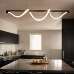 Lampa wisząca Serpente 2 w kolorze czarnym, z pilotem, o mocy 55W. Ma nowoczesny, falisty kształt, z podświetleniem w formie LED. Zawieszona nad stołem w kuchni, w tle widoczne ciemne szafki i stół z owocami na talerzu.